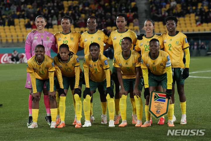 [웰링턴(뉴질랜드)=AP/뉴시스]남아프리카공화국이 2일 뉴질랜드 웰링턴의 리저널 스타디움에서 열린 이탈리아와 2023 국제축구연맹(FIFA) 여자월드컵 G조 조별리그 3차전에서 후반 추가시간에 터진 카틀라나의 결승골에 힘입어 극적인 3-2 승리를 거뒀다. 