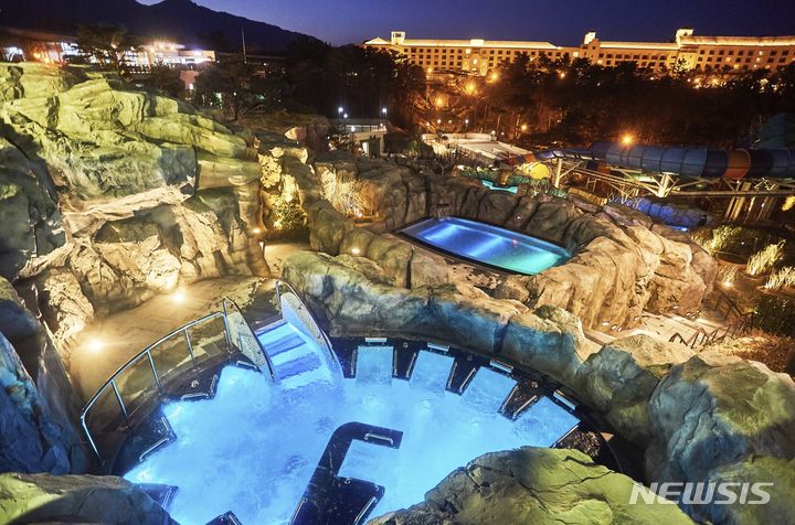 [서울=뉴시스] 한화리조트 설악 워터피아 스파벨리. (사진=한화호텔앤드리조트 제공) 