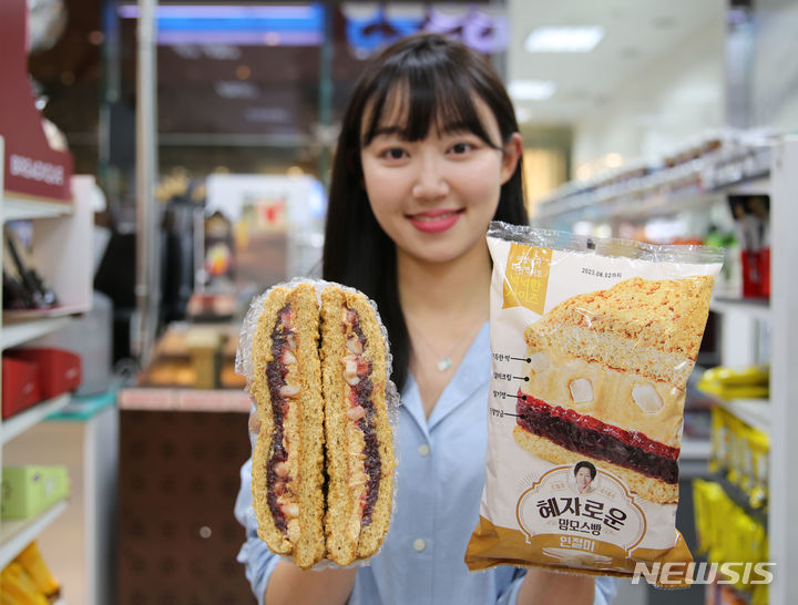 [서울=뉴시스]편의점 GS25는 '혜자로운 맘모스빵 인절미'를 출시한다고 2일 밝혔다. (사진=GS리테일 제공)