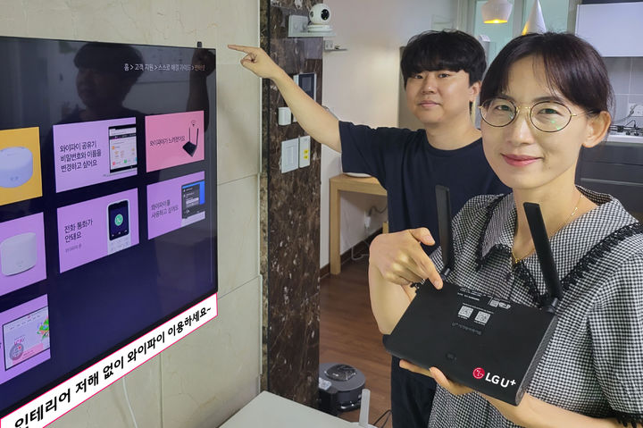 [서울=뉴시스] LG유플러스가 실용성과 편의성을 대폭 강화한 안테나 분리형 와이파이6 공유기 '유플러스(U+)기가와이파이6(GAPD-7500R)'를 신규 출시했다고 2일 밝혔다. 사진은 LG유플러스 직원들이 안테나 분리형 와이파이6 공유기 U+기가와이파이6를 소개하고 있는 모습. (사진=LG유플러스 제공) *재판매 및 DB 금지