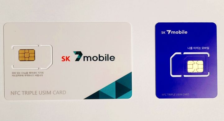 [서울=뉴시스] SK텔링크 알뜰폰 브랜드 SK세븐모바일이 유심 칩만 떼고 버려지는 플라스틱 폐기물을 줄이기 위해 크기를 절반으로 줄인 하프 사이즈 유심을 출시했다고 2일 밝혔다. 사진은 기존 신용카드 크기의 유심(왼쪽)과 이번에 출시한 하프 사이즈 유심(오른쪽) (사진=SK텔링크 제공) *재판매 및 DB 금지