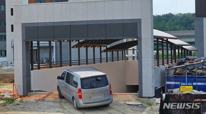 [양주=뉴시스] 송주현 기자 = 경기 양주 회천 A15 블록 LH 아파트 단지 지하주차장으로 차량이 진입하고 있다. 2023.08.02 atia@newsis.com 