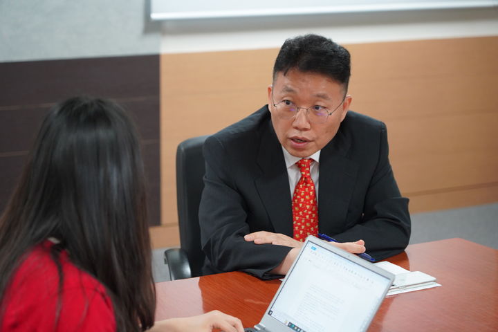 [서울=뉴시스]지난달 31일, 정익중 아동권리보장원장이 종로구에 위치한 본부에서 뉴시스와 인터뷰를 가지고 있다. (사진=아동권리보장원 제공) 2023.08.02. photo@newsis.com *재판매 및 DB 금지