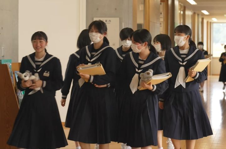 [서울=뉴시스] 일본에서 지난달 31일 발표된 국가수준 학업성취도 평가에서 중학생들의 영어 실력이 많이 떨어졌으며 그 중 말하기 부분의 점수는 지난해에 비해 큰 폭으로 떨어졌다고 1일 더재팬뉴스는 보도했다. 사진은 학교 안에서 교실로 향하는 일본 중학생들. (사진=유튜브 갈무리) 2023.08.02. *재판매 및 DB 금지