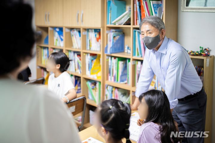 [인천=뉴시스] 윤환 인천 계양구청장이 지역아동센터를 방문해 폭염 피해 예방을 위한 현장점검을 실시했다. (사진=계양구 제공)