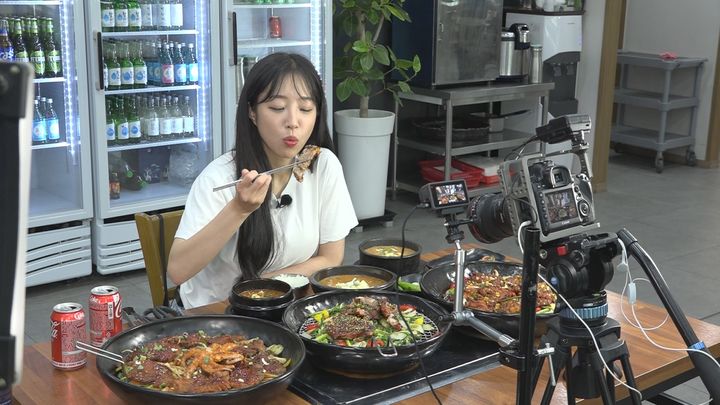 유명 먹방유튜버 쯔양이 순창군의 고추장불고기를 맛보며 유튜브영상을 제작하고 있다.&nbsp; *재판매 및 DB 금지