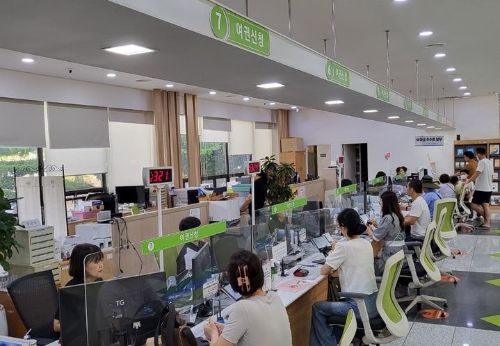 경남도 여권발급 창구. *재판매 및 DB 금지