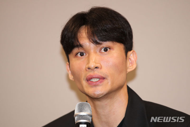 [서울=뉴시스] 권창회 기자 = 농구선수 이대성이 2일 오전 서울 서초구 힐튼 가든 호텔에서 열린 프로농구 해외 진출 기자회견에서 취재진의 질문에 답하고 있다. 이대성은 일본프로농구 B리그 팀 시호스즈 미카와와 1년 계약을 체결했다. 2023.08.02. kch0523@newsis.com