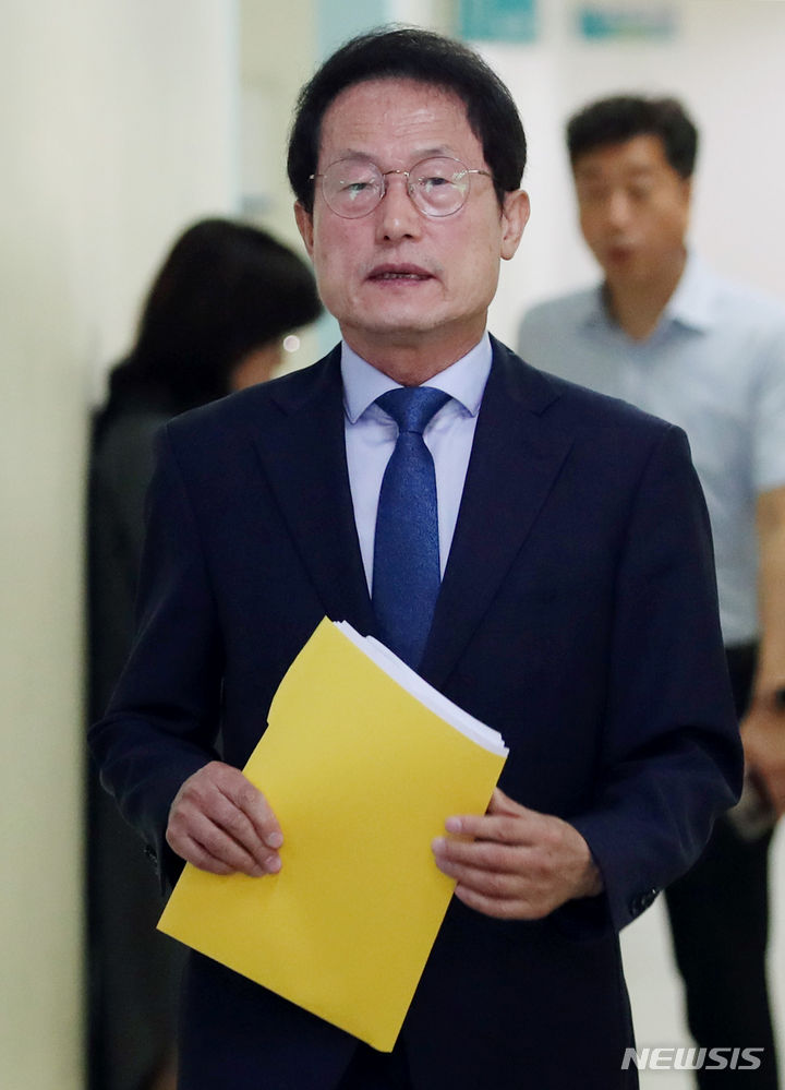 [서울=뉴시스] 김진아 기자 = 조희연 서울시교육감이 2일 서울 종로구 서울시교육청에서 '교원의 교육활동 보호' 강화를 위한 우선 추진 방안을 발표하기 위해 브리핑룸으로 향하고 있다. 방안은 신속한 법령 개정 요구, 법정 분쟁으로부터 교원 보호 강화, 민원 창구 일원화 체계 구축, 생활지도 가이드라인 마련 등을 우선적으로 담았다. 2023.08.02. bluesoda@newsis.com