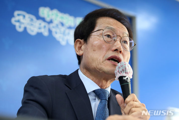 [서울=뉴시스] 김진아 기자 = 조희연 서울시교육감이 2일 서울 종로구 서울시교육청에서 '교원의 교육활동 보호' 강화를 위한 우선 추진 방안을 발표하고 있다. 방안은 신속한 법령 개정 요구, 법정 분쟁으로부터 교원 보호 강화, 민원 창구 일원화 체계 구축, 생활지도 가이드라인 마련 등을 우선적으로 담았다. 2023.08.02. bluesoda@newsis.com