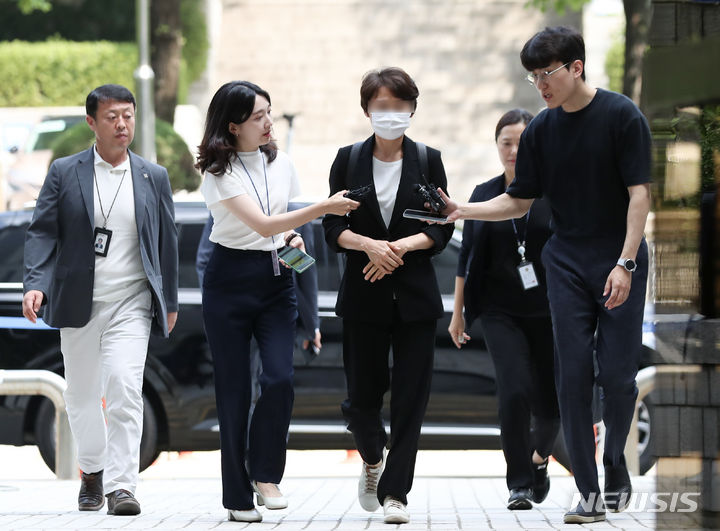 [서울=뉴시스] 김근수 기자 = '특가법상 뇌물 혐의'를 받는 경찰 고위 간부 김모씨가 2일 오전 서울 서초구 서울중앙지법에서 열린 구속 전 피의자심문(영장실질심사)에 출석하고 있다. 2023.08.02. ks@newsis.com