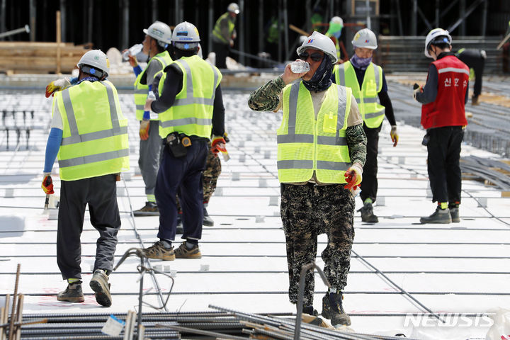 [인천공항=뉴시스] 최동준 기자 = 폭염이 이어지고 있는 지난 2023년 8월 2일 인천국제공항 제2합동청사 확장 등 8동 시설공사 근로자들이 일을 하고 있다. 공사 관계자는 폭염에 따라 오전 5시에 작업을 시작해 오후 1시에 마감한다고 밝혔다. 2023.08.02. photocdj@newsis.com