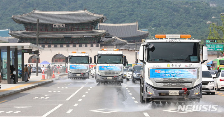 [서울=뉴시스] 최진석 기자 = 지난 2일 오후 서울 세종대로에서 종로구청 살수차가 폭염과 관련해 도로열섬현상 완화를 위한 도로 물청소를 하고 있다. 서울시는 이날 광화문 광장을 비롯한 전 자치구에서 동시다발적 집중 물청소를 실시해 도심 온도 낮추기에 나섰다. 2023.08.02. myjs@newsis.com