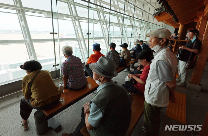 [인천공항=뉴시스] 최동준 기자 =인천국제공항 제1여객터미널 전망대에서 어르신들이 휴식을 취하고 있다. (공동취재사진) 2023.08.02. photo@newsis.com