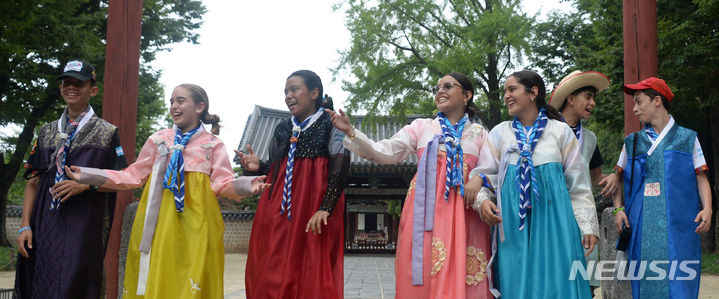 [전주=뉴시스] 김얼 기자 = '2023 새만금 제25회 세계스카우트잼버리' 투어 첫날인 2일 전북 전주시 전주한옥마을 경기전에서 한복을 입은 온두라스 스카우트 대원들이 대화를 나누며 산책을 즐기고 있다. 2023.08.02. pmkeul@nwsis.com