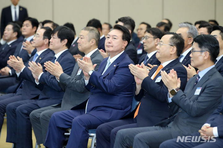 [군산=뉴시스] 전신 기자 = 윤석열 대통령이 2일 전북 군산새만금컨벤션센터에서 열린 새만금 2차전지 투자협약식에서 박수치고 있다. 2023.08.02. photo1006@newsis.com