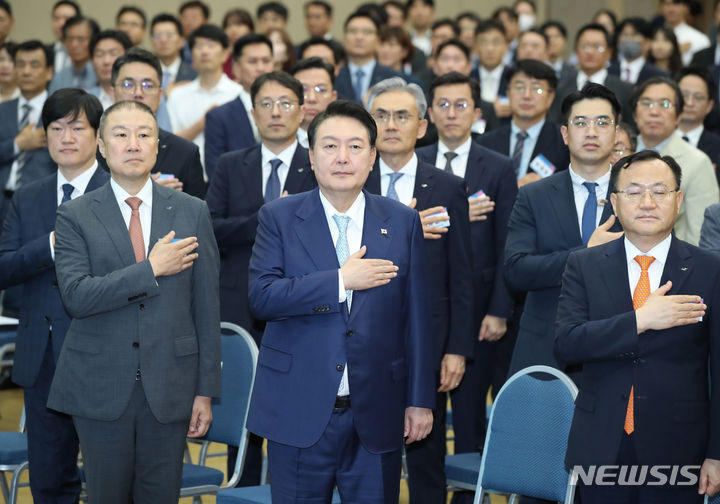 [군산=뉴시스] 전신 기자 = 윤석열 대통령이 2일 전북 군산새만금컨벤션센터에서 열린 새만금 2차전지 투자협약식에서 국민의례를 하고 있다. 2023.08.02. photo1006@newsis.com