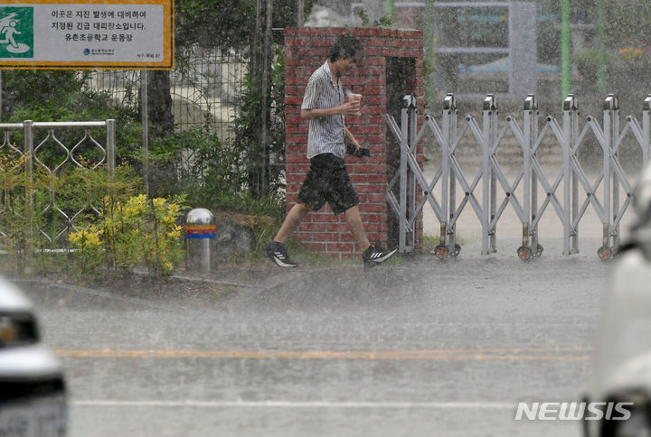 [광주=뉴시스] 소나기 내리는 광주. (사진=뉴시스 DB. photo@newsis.com