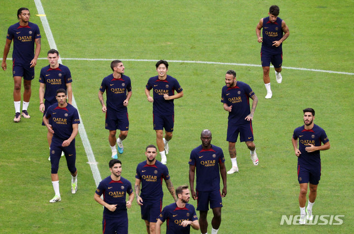 [부산=뉴시스] 하경민 기자 = 프랑스 프로축구 파리생제르맹(PSG) 소속 네이마르 선수가 2일 오후 부산 연제구 부산아시아드주경기장에서 이강인 선수의 손을 들며 팬들에게 인사하고 있다. 쿠팡플레이 시리즈 3차전 PSG 대 전북 현대의 경기는 오는 3일 오후 5시 부산아시아드주경기장에서 열린다. 2023.08.02. yulnetphoto@newsis.com