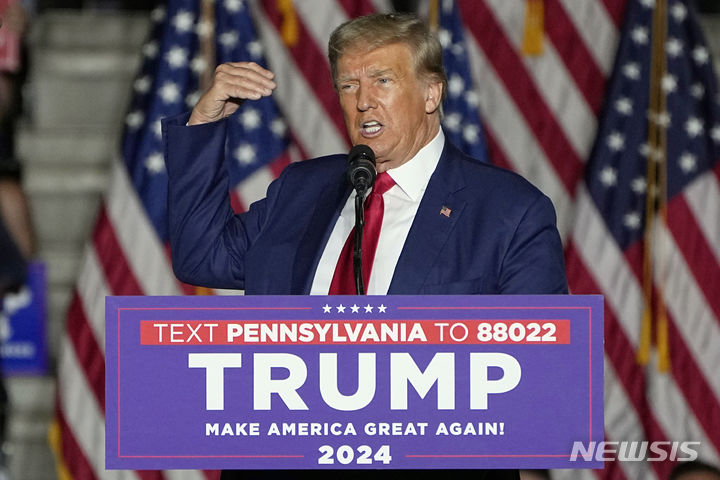 [윈드햄=AP/뉴시스] 사진은 트럼프가 지난 29일 펜실베이니아주 에리에서 유세에 나선 모습. 2023.08.04.