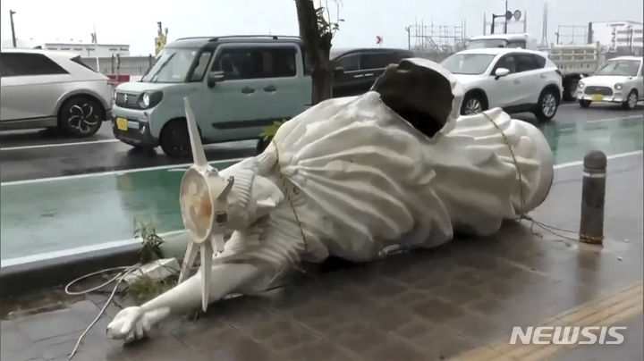 [나하(일본)=AP/뉴시스]강력한 6호 태풍 카눈이 휩쓸고 지나간 일본 오키나와(冲繩)현 나하(那覇)에 3일 태풍으로 부서진 조각상이 거리에 나뒹굴고 있다. 오키나와(冲繩) 등 일본 남부 섬들의 주택들을 파괴하고 전력 공급을 끊는 등 피해를 입힌 뒤 중국 쪽으로 서진하던 강력한 6호 태풍 카눈이 다시 오키나와쪽으로 방향을 180도 바꿔 오키나와 지방에 더 많은 비를 뿌릴 것으로 우려된다. 2023.08.03.