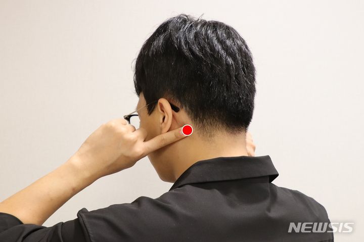 [서울=뉴시스]열대야로 숙면을 제대로 취하지 못할 때는 ‘완골혈(完骨穴)’ 지압이 도움이 된다. 완골혈은 귀 뒤쪽 튀어나온 뼈 뒤에 움푹 들어간 지점으로 잠자리에 들기 전 10초 이상 지그시 눌러 지압해 주고 5회 이상 반복하면 된다. (사진= 자생한방병원 제공) 2023.08.03. photo@newsis.com. 