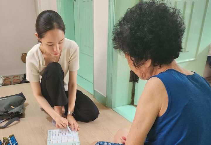 [서울=뉴시스]도봉구 돌봄SOS센터 간호직 공무원 돌봄매니저가 이용자에게 긴급돌봄서비스를 설명하고 있다.(사진=도봉구 제공) *재판매 및 DB 금지