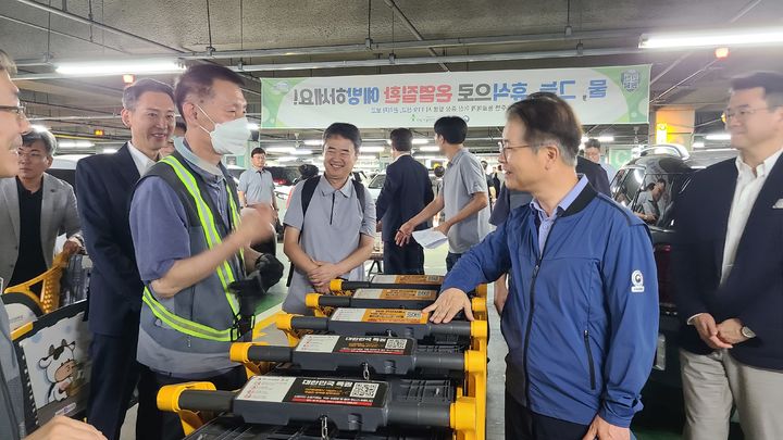 [서울=뉴시스] 이정식 고용노동부 장관이 경기도의 한 이마트를 방문해 폭염 예방조치사항을 점검하고 있다. 2023.08.03. (사진=고용노동부 제공) *재판매 및 DB 금지