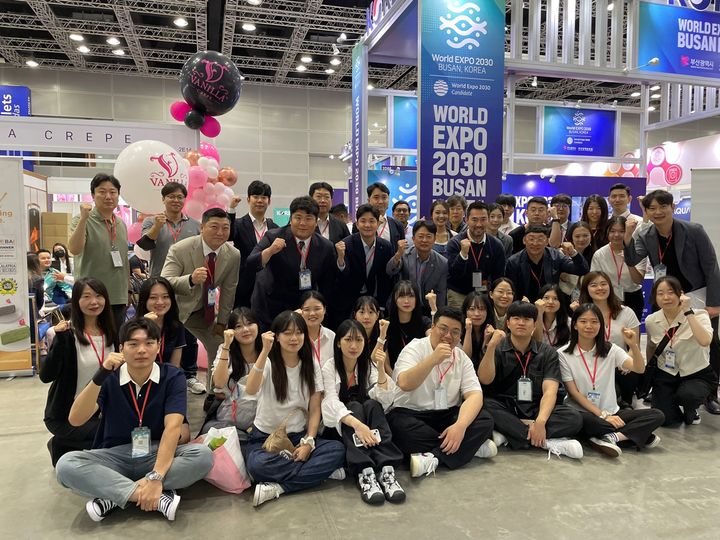 [부산=뉴시스] 2023 말레이시아 국제 소매·프랜차이즈 박람회에 참석한 관계자들이 단체 사진을 촬영하고 있다. (사진=부산경제진흥원 제공) *재판매 및 DB 금지