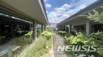 [전주=뉴시스]윤난슬 기자 = 팔복동 빈집밀집구역 상가.(사진=전주시 제공) 