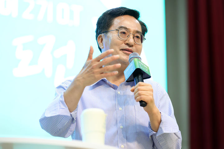 3일 오전 아주대학교 연암관1층 대강당에서 열린 경기청년 갭이어 2기 만남 행사에서 김동연 경기도지사가 청년들과 소통의 시간을 갖고 있다. (사진=경기도 제공) *재판매 및 DB 금지