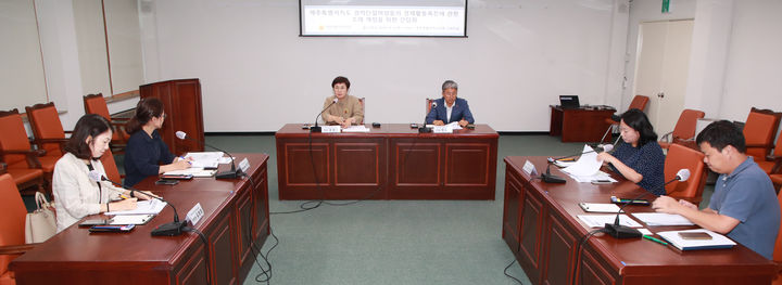 [제주=뉴시스] 3일 제주도의회에서 '제주도 경력단절 여성 등의 경제활동 촉진에 관한 조례' 개정 간담회가 열리고 있다. (사진=제주도의회 제공) 2023.08.03. photo@newsis.com *재판매 및 DB 금지