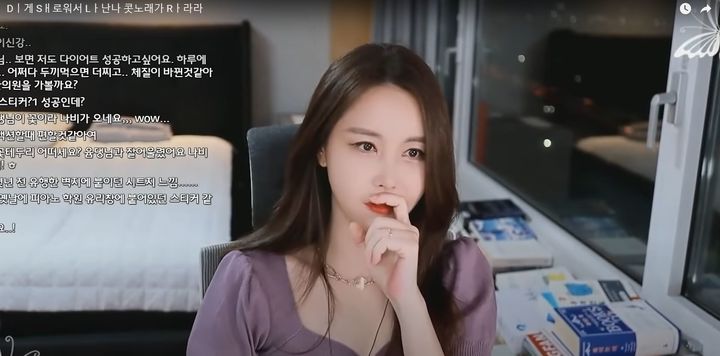 [서울=뉴시스]1인 미디어 비제이(BJ) '윰댕'은 지난 2020년 9월23일 자신의 유튜브 채널에 'Dㅣ게 Sㅐ로워서 Lㅏ난나 콧노래가 Rㅏ라라'라는 제목의 영상을 올렸다. (사진=윰댕 유튜브 채널 영상 캡처) 2023.08.03. photo@newsis.com *재판매 및 DB 금지