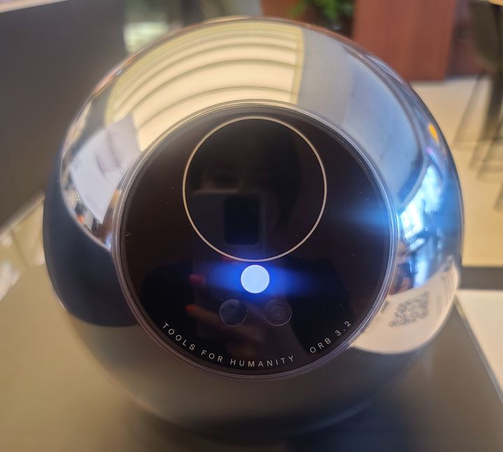 [서울=뉴시스] 3일 오후 을지로 한 카페에 설치된 오브. 오브를 2분가량 응시하면 월드코인 25개를 받을 수 있다. (사진=이지영 기자) 2023.0803 *재판매 및 DB 금지