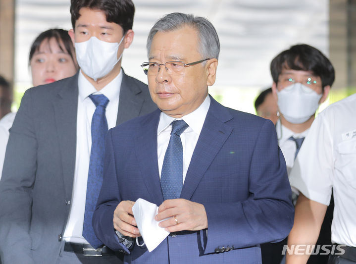 [서울=뉴시스] 김금보 기자 = '대장동 로비 의혹'을 받는 박영수 전 특별검사가 지난 3일 서울 서초구 서울중앙지법에서 청탁금지법 위반과 특정경제범죄 가중 처벌법상 수재 등 혐의에 대한 자신의 두 번째 구속 전 피의자 심문에 출석하고 있다. 검찰은 21일 박 전 특검을 구속기소했다. 2023.08.03. kgb@newsis.com