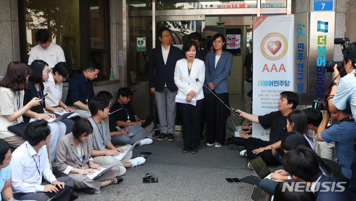 [서울=뉴시스] 추상철 기자 = 김은경 더불어민주당 혁신위원장이 3일 오전 서울 여의도 국회 더불어민주당사 앞에서 '노인 폄하' 논란과 관련해 사과를 한 후 취재진의 질문에 답변하고 있다. 2023.08.03. scchoo@newsis.com