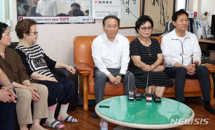 [서울=뉴시스] 최동준 기자 = 윤재옥 국민의힘 원내대표가 오세훈 서울시장과 함께 3일 서울 종로구 동원경로당 무더위쉼터를 방문해 폭염 대비 간담회 발언을 하고 있다. (공동취재사진) 2023.08.03. photo@newsis.com
