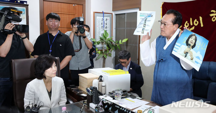 [서울=뉴시스] 김선웅 기자 = 김호일 대한노인회장이 3일 서울 용산구 대한노인회 중앙회에서 노인 비하 발언 논란으로 사과 방문한 김은경 더불어민주당 혁신위원장에게 사과를 받고 면담을 하는 중 더불어민주당 노인 폄하 발언사가 담긴 문서와 김 위원장의 사진을 들고 항의하고 있다. 2023.08.03. mangusta@newsis.com