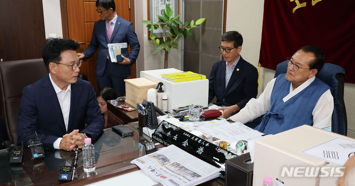 [서울=뉴시스] 김선웅 기자 = 박광온 더불어민주당 원내대표가 3일 오전 서울 용산구 대한노인회 중앙회를 찾아 김호일 회장과 면담을 하고 있다. 이날 박 원내대표는 노인 비하 발언 논란에 휩싸인 김은경 혁신위원장의 발언에 대해 사과했다. (공동취재사진) 2023.08.03. photo@newsis.com