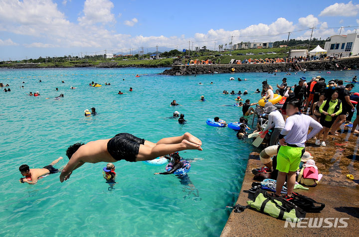 [제주=뉴시스] 우장호 기자 = 제주시 한경면 판포포구를 찾은 피서객들이 물놀이를 하고 있다. (뉴시스DB) woo1223@newsis.com