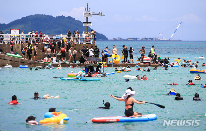 [제주=뉴시스] 우장호 기자 = 지난달 3일 오후 제주시 한경면 판포포구를 찾은 피서객들이 물놀이를 하며 즐거운 시간을 보내고 있다. 2023.08.03. woo1223@newsis.com