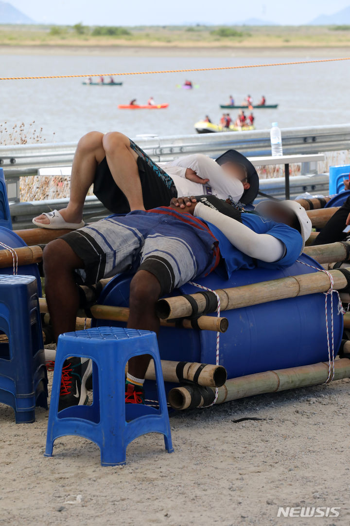 [부안=뉴시스] 박진희 기자 = '2023 새만금 제25회 세계스카우트잼버리'가 열리고 있는 3일 전북 부안군 세계스카우트잼버리 뗏목 체험장에서 스카우트 대원들이 연일 이어지는 폭염을 피해 휴식을 하고 있다. 2023.08.03. pak7130@newsis.com