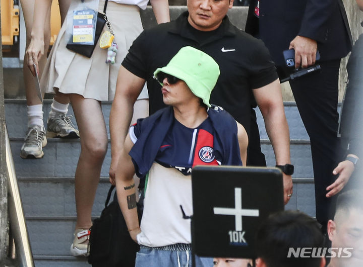 [부산=뉴시스] 김근수 기자 = 3일 부산 연제구 부산아시아드 주경기장에서 열린 쿠팡플레이 시리즈 3차전 파리 생제르맹(PSG)과 전북현대의 경기 시작 전 가수 지드래곤이 경기장을 찾고 있다. 2023.08.03. ks@newsis.com