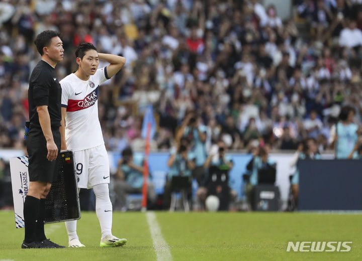 [부산=뉴시스] 김근수 기자 = 3일 부산 연제구 부산아시아드 주경기장에서 열린 쿠팡플레이 시리즈 3차전 파리 생제르맹(PSG)과 전북현대의 경기, 후반전 파리생제르맹 이강인이 교체출전을 하고 있다. 2023.08.03. ks@newsis.com