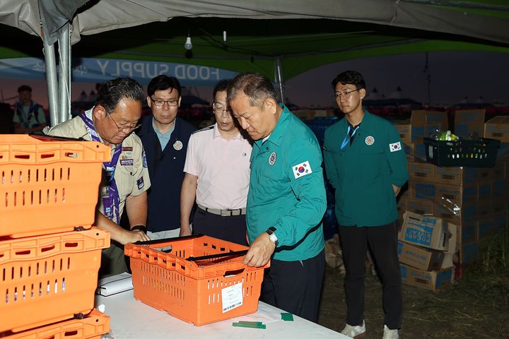 [서울=뉴시스] 조수정 기자 =  이상민 행정안전부 장관이 3일 오후 전북 부안군 2023 세계스카우트 잼버리 야영지 내 이용 편의시설 현황 및 현장 안전 상황 등을 점검하고 있다. (사진=행정안전부 제공) 2023.08.03. photo@newsis.com *재판매 및 DB 금지