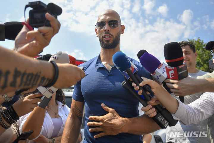 [부쿠레슈티=AP/뉴시스] 영국의 인플루언서 앤드루 테이트(36)가 지난 4일 루마니아 부쿠레슈티 외곽에서 가택연금이 해제된 뒤 인터뷰를 하고 있다. 2023.8.30