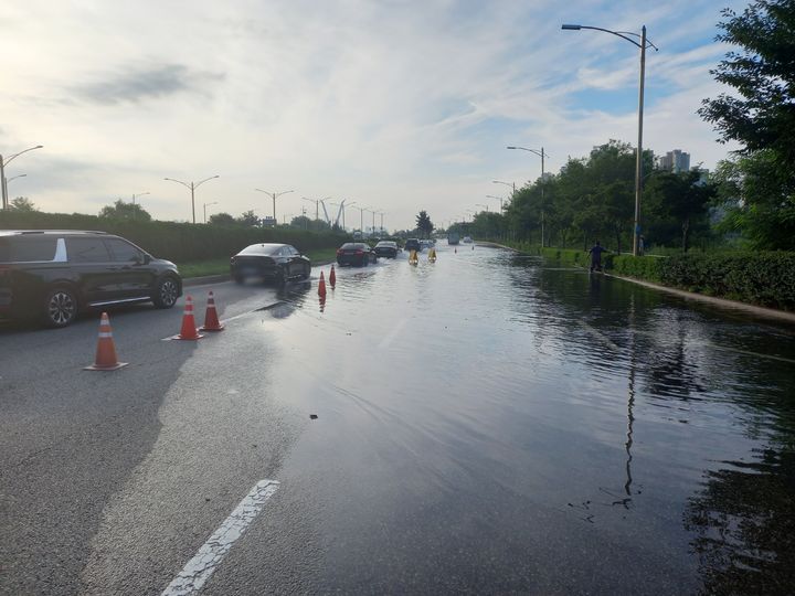 [인천=뉴시스] 김동영 기자 = 4일 오전 인천 남동구 고잔동 송도해안로 인근 도로가 바닷물에 침수돼 있다. (사진=인천소방본부) 2023.8.4. photo@newsis.com *재판매 및 DB 금지