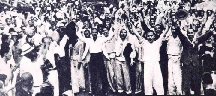 [부산=뉴시스] 광복을 맞이해 출옥한 애국지사들과 환호하는 한국인들 (사진=독립기념관 제공) *재판매 및 DB 금지