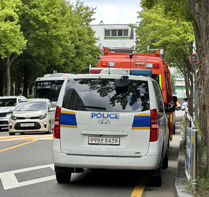 외국인 교사 칼부림이 발생한 대전지역 한 고교 도로에 경찰차가 주차돼 있다. *재판매 및 DB 금지