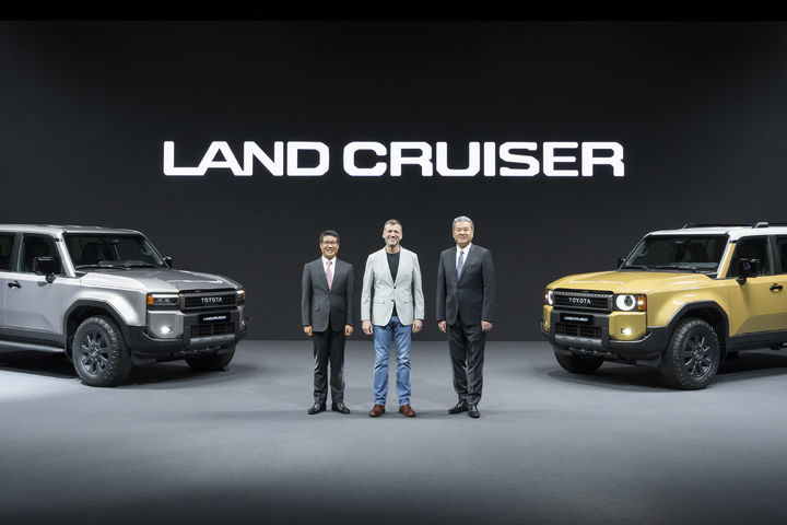 [서울=뉴시스] 토요타가 2일 일본 도쿄에서 대형 스포츠유틸리티차량(SUV) 랜드크루저를 공개했다. 신형 랜드크루저는 14년만에 나온 풀체인지로 이번에 하이브리드 모델도 추가됐다. (사진=토요타 제공) 2023.08.04 photo@newsis.com *재판매 및 DB 금지